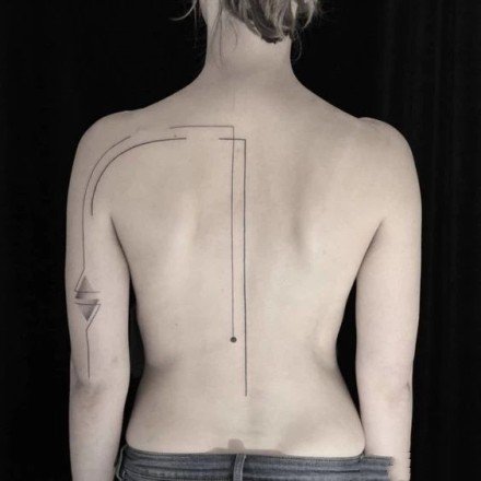 点击大图看下一张：18张女生后背的性感颈椎脊椎骨纹身图案