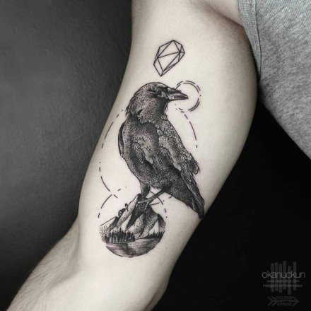 点击大图看下一张：乌鸦主题的9张深黑色乌鸦纹身图案