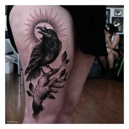 点击大图看下一张：乌鸦主题的9张深黑色乌鸦纹身图案