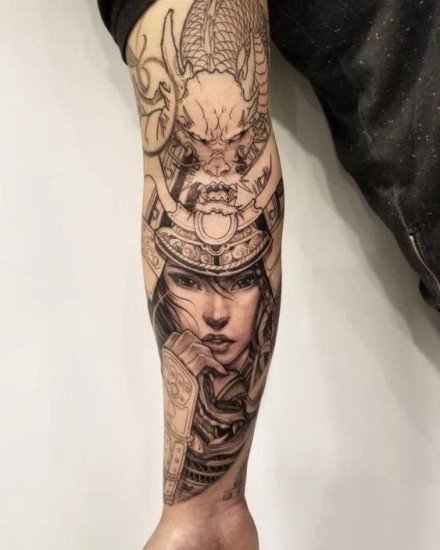 点击大图看下一张：包大臂的一组日本艺妓纹身图案