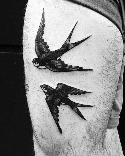 点击大图看下一张：两只燕子主题的双飞燕纹身图案欣赏