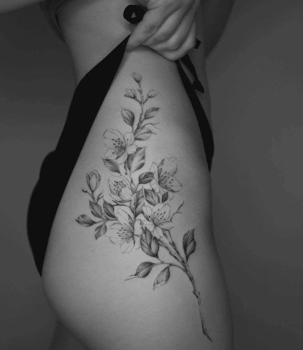 点击大图看下一张：女士性感大腿上的素花纹身作品图片