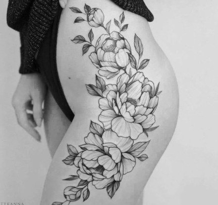点击大图看下一张：女士性感大腿上的素花纹身作品图片