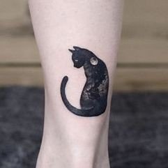 点击大图看下一张：猫的轮廓+星空主题的一组纹身作品