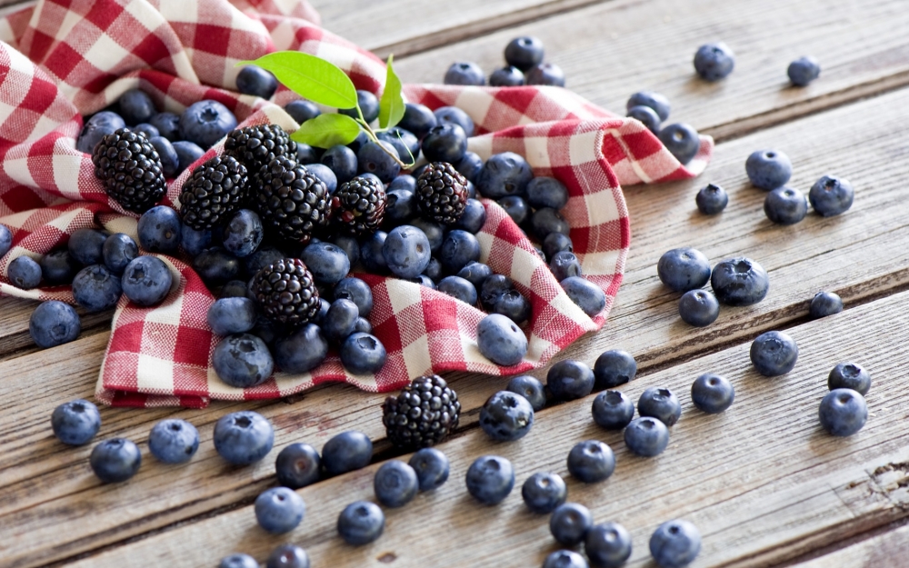 点击大图看下一张：蓝莓是一种小浆果，果实呈蓝色，蓝得透明