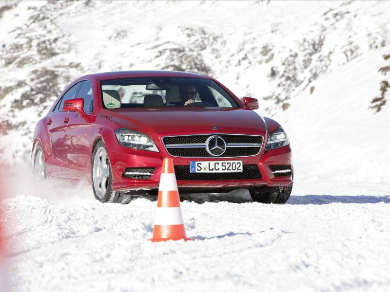 点击大图看下一张：冬日雪地中的奔驰汽车图片欣赏