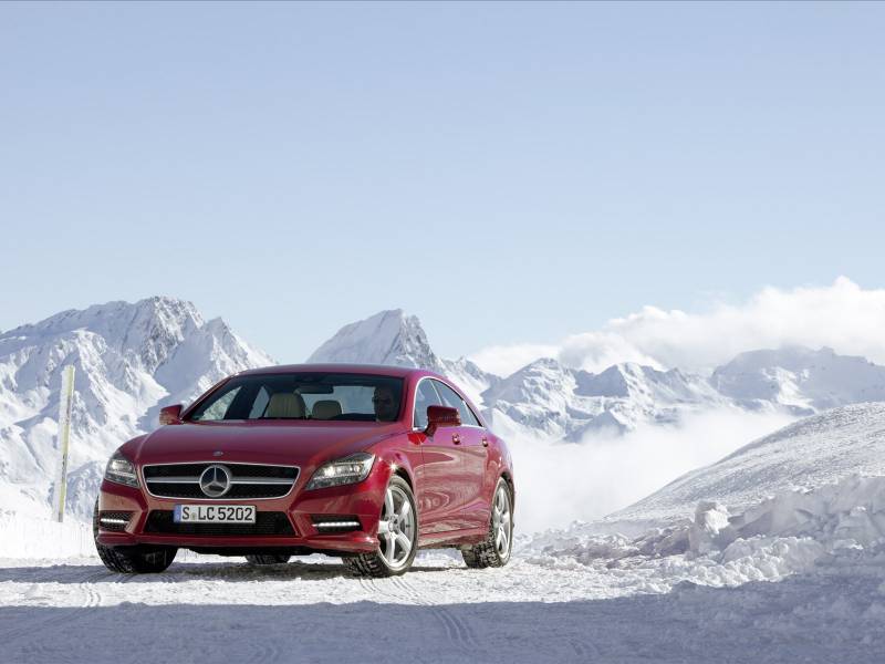 点击大图看下一张：冬日雪地中的奔驰汽车图片欣赏