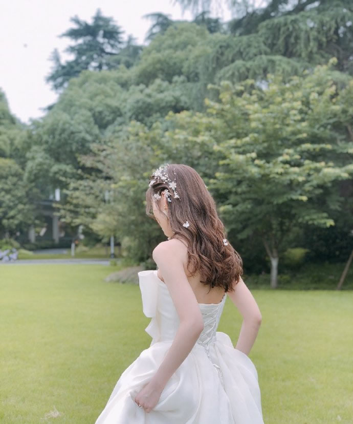 点击大图看下一张：充满仪式感的浪漫草坪婚礼 美丽大方的发型