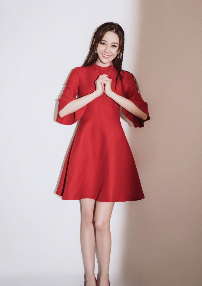 点击大图看下一张：迪丽热巴一袭红裙迎新年，敲美丽又充满喜气