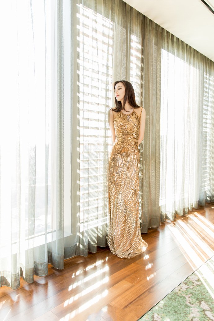 点击大图看下一张：迪丽热巴一袭金色小亮片连衣裙，身姿曼妙，端庄矜持