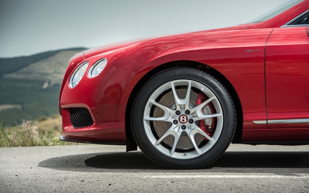 点击大图看下一张：一组红色帅气敞篷宾利欧陆GT V8 S汽车