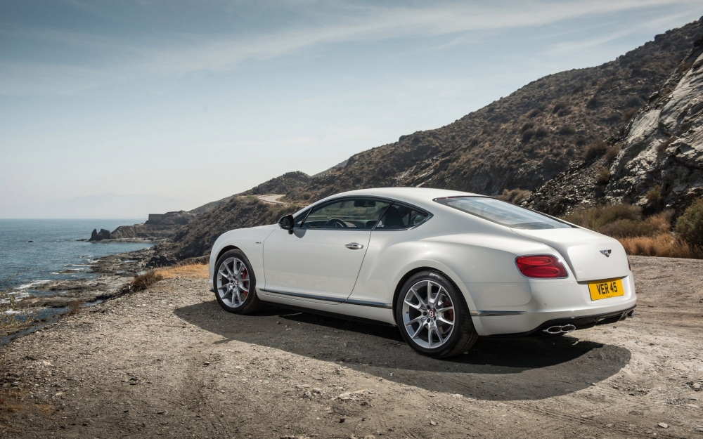点击大图看下一张：一组白色可爱系宾利欧陆GT V8 S汽车