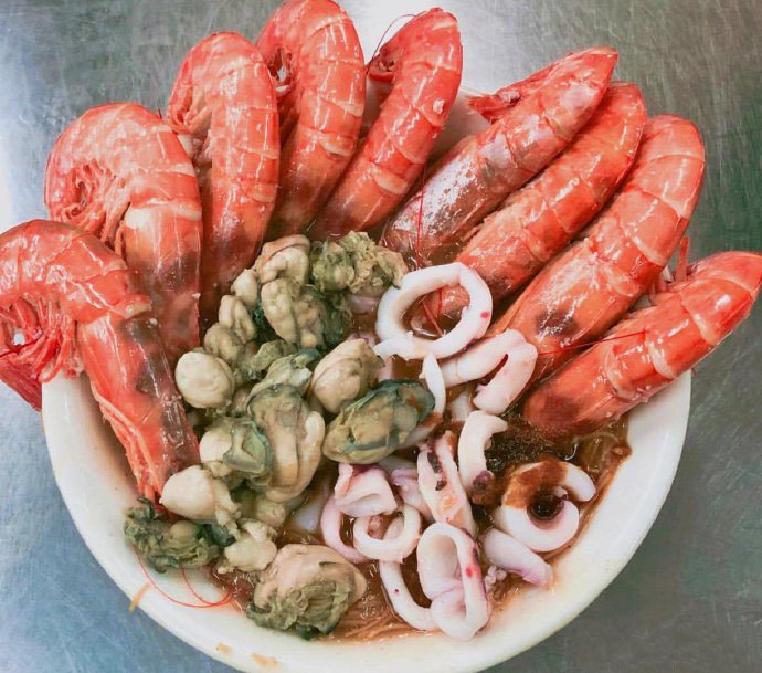 点击大图看下一张：大碗虾仁面，肥滋滋的蚵仔，加上大肠和花枝等组合