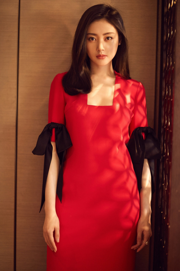 点击大图看下一张：张天爱红裙优雅冷艳活动写真高清图片