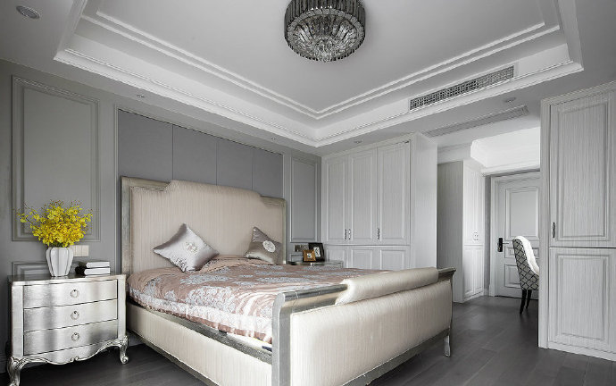 点击大图看下一张：现代美式风三居室装修设计，精致典雅的灰色调给人一种高级感’