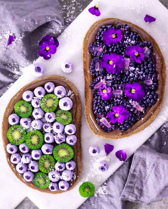 点击大图看下一张：一组蓝莓 桑果 猕猴桃搭配的水果拼盘真是美极了