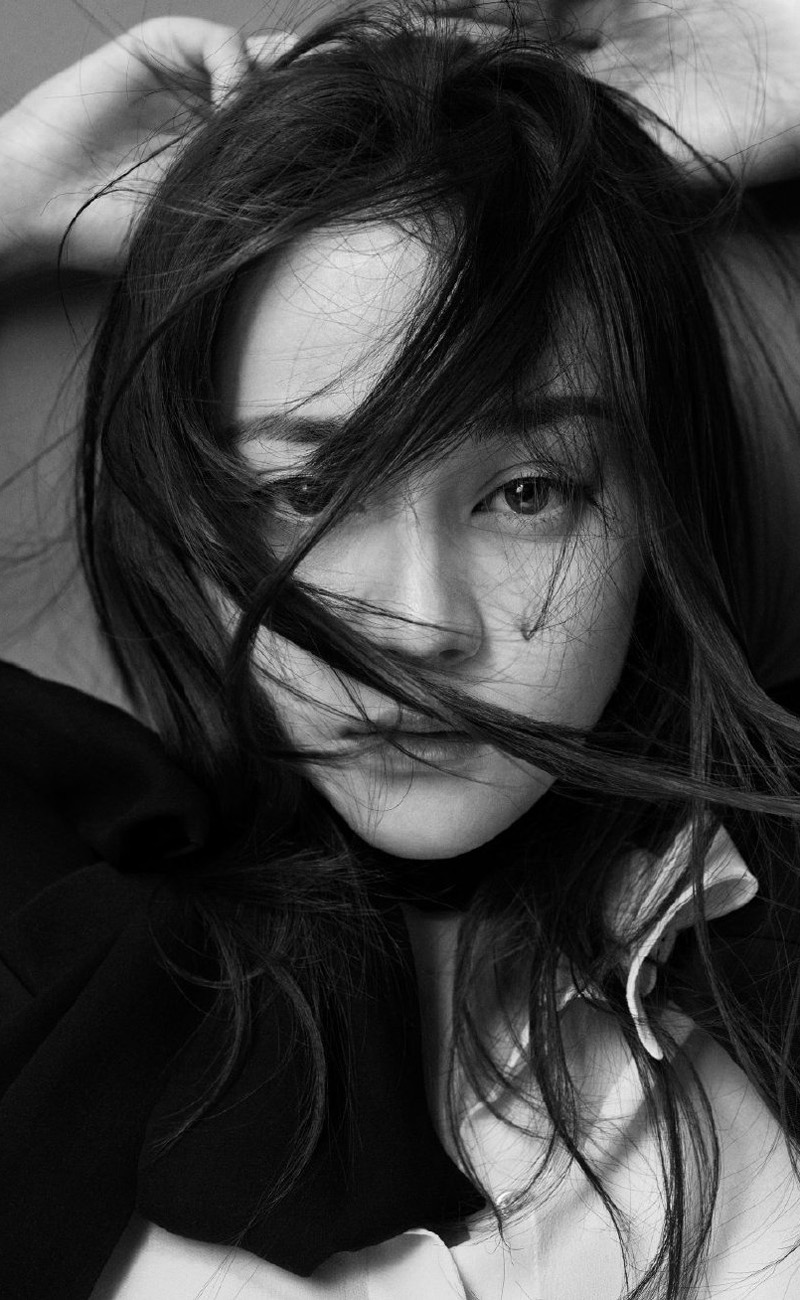 点击大图看下一张：迪丽热巴时尚摩登黑白写真淡雅极简的黑白风格更显个性魅力