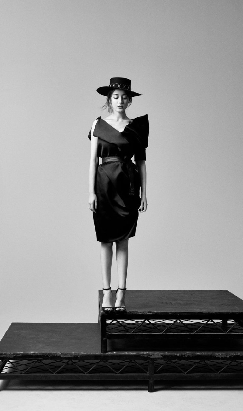 点击大图看下一张：迪丽热巴时尚摩登黑白写真淡雅极简的黑白风格更显个性魅力