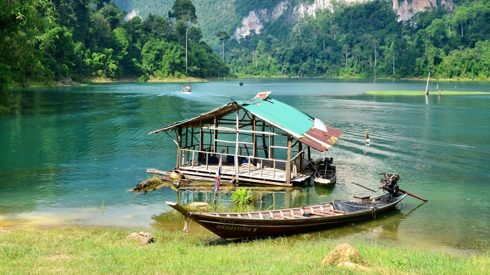 点击大图看下一张：一组湖边小木屋风景高清图片欣赏