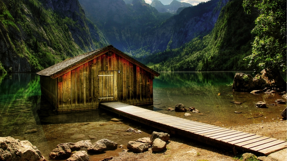 点击大图看下一张：一组湖边小木屋风景高清图片欣赏