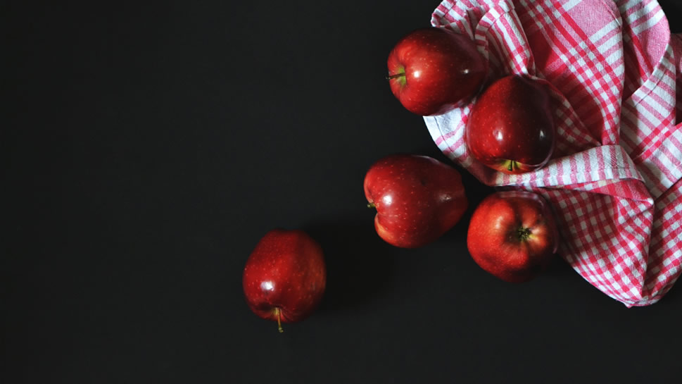 点击大图看下一张：一组脆甜的红红的花牛苹果图片
