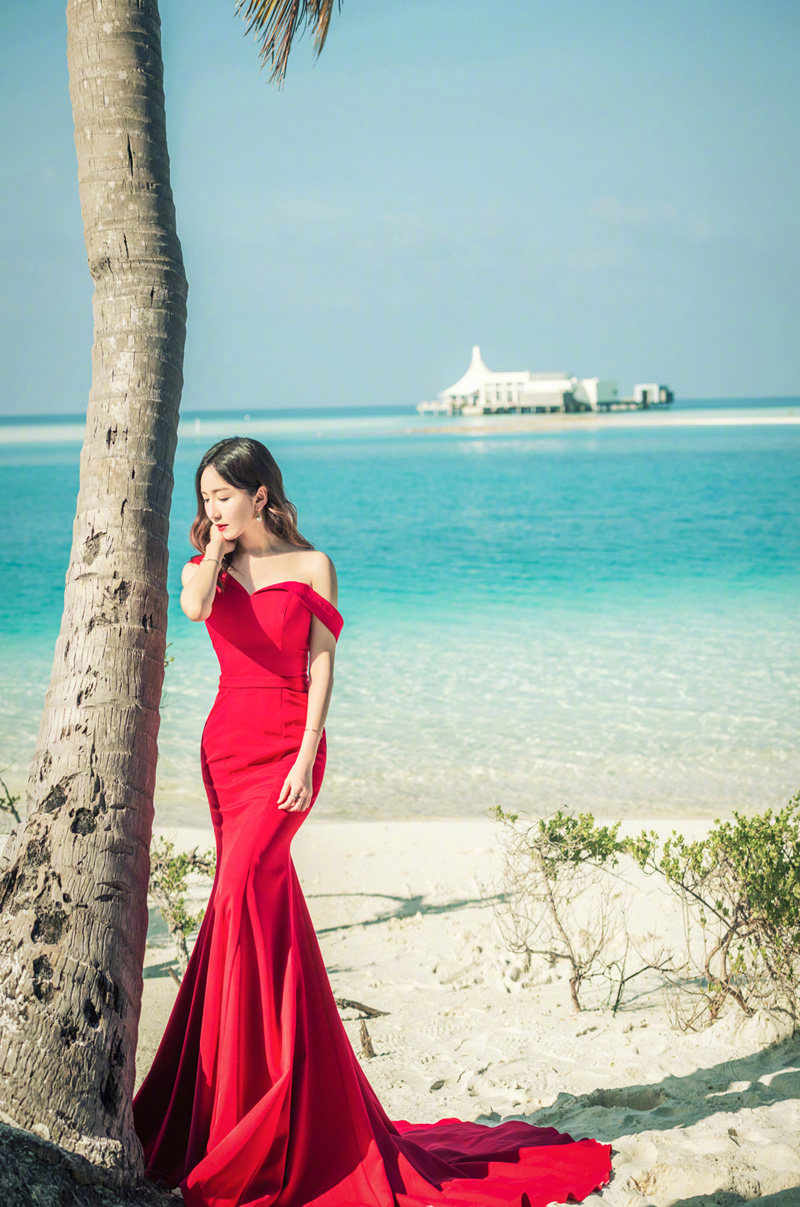 点击大图看下一张：娄艺潇性感美艳红裙海边唯美写真图片