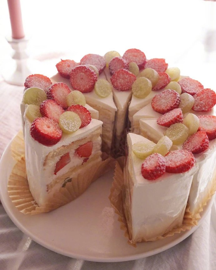点击大图看下一张：一组甜甜可爱图案的蛋糕图片欣赏