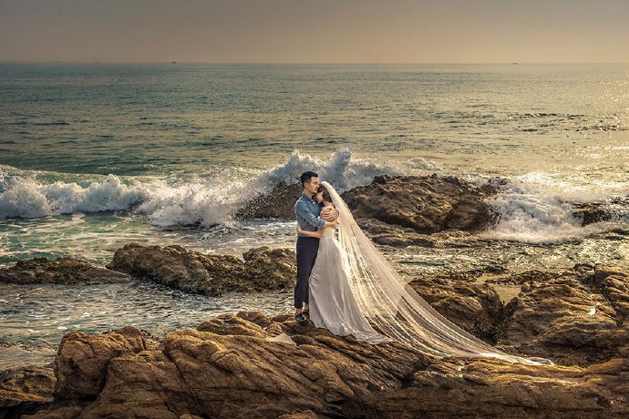 点击大图看下一张：蓝天为媒，大海为证 穿着婚纱，嫁给爱情