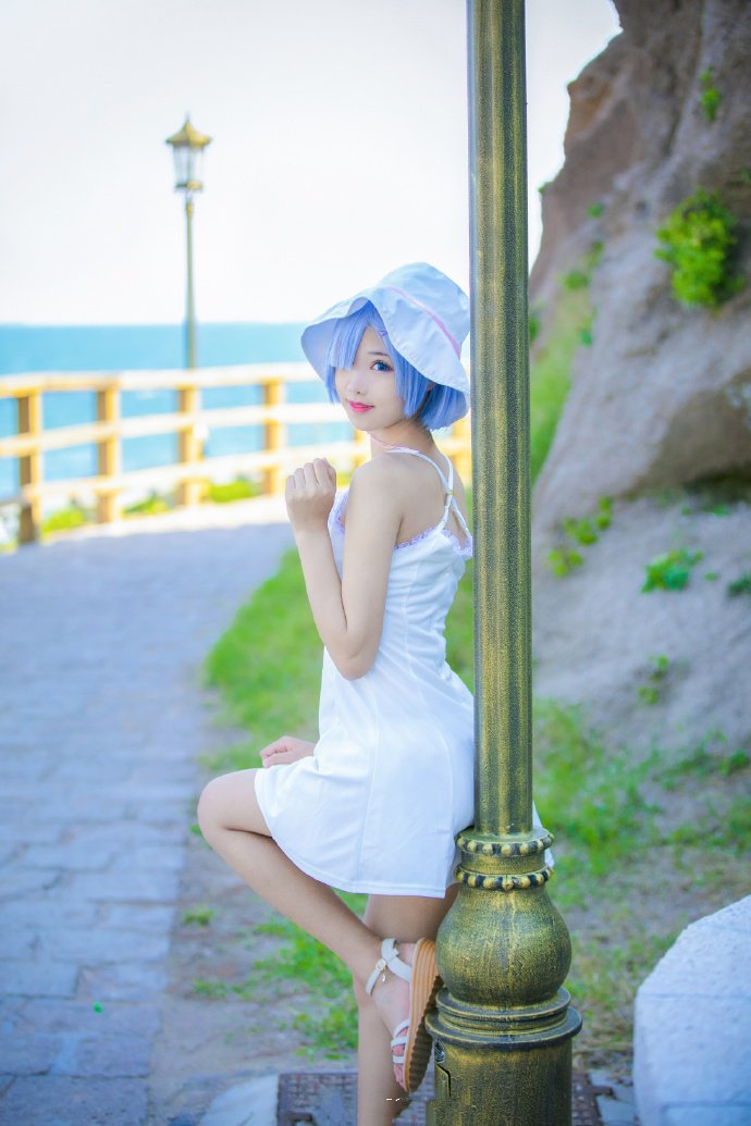 点击大图看下一张：一组cos可爱的吊带蕾姆白裙美女图片欣赏