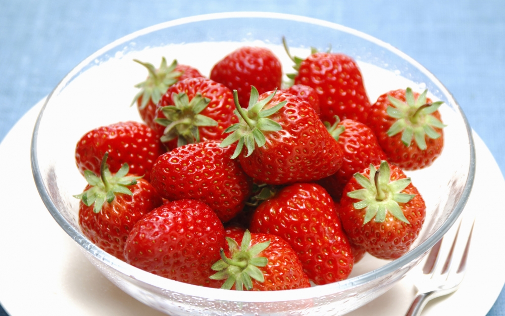 点击大图看下一张：一组红彤彤酸酸甜甜的刚摘下来的草莓图片