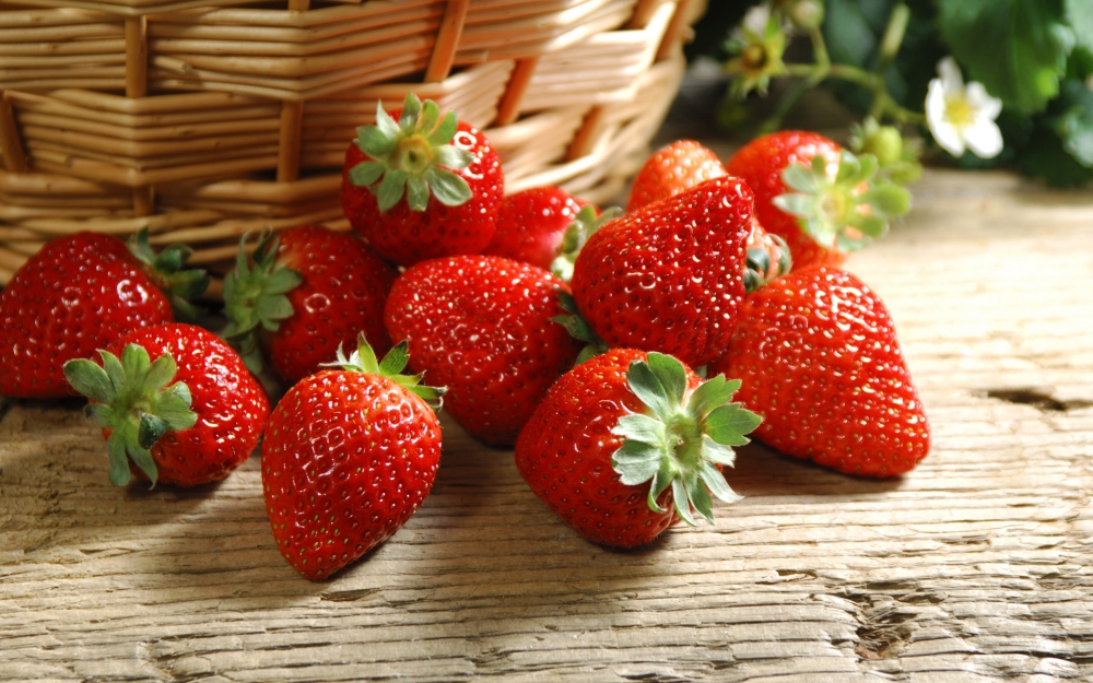 点击大图看下一张：一组红彤彤酸酸甜甜的刚摘下来的草莓图片