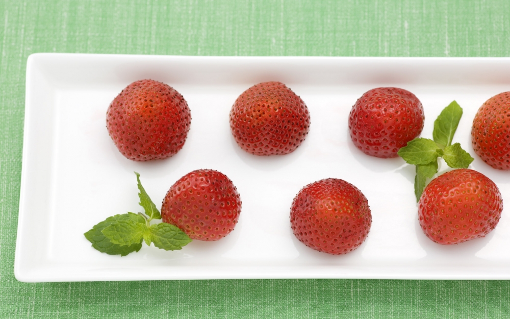 点击大图看下一张：柔嫩汁多、形美味甜、芳香味浓的草莓