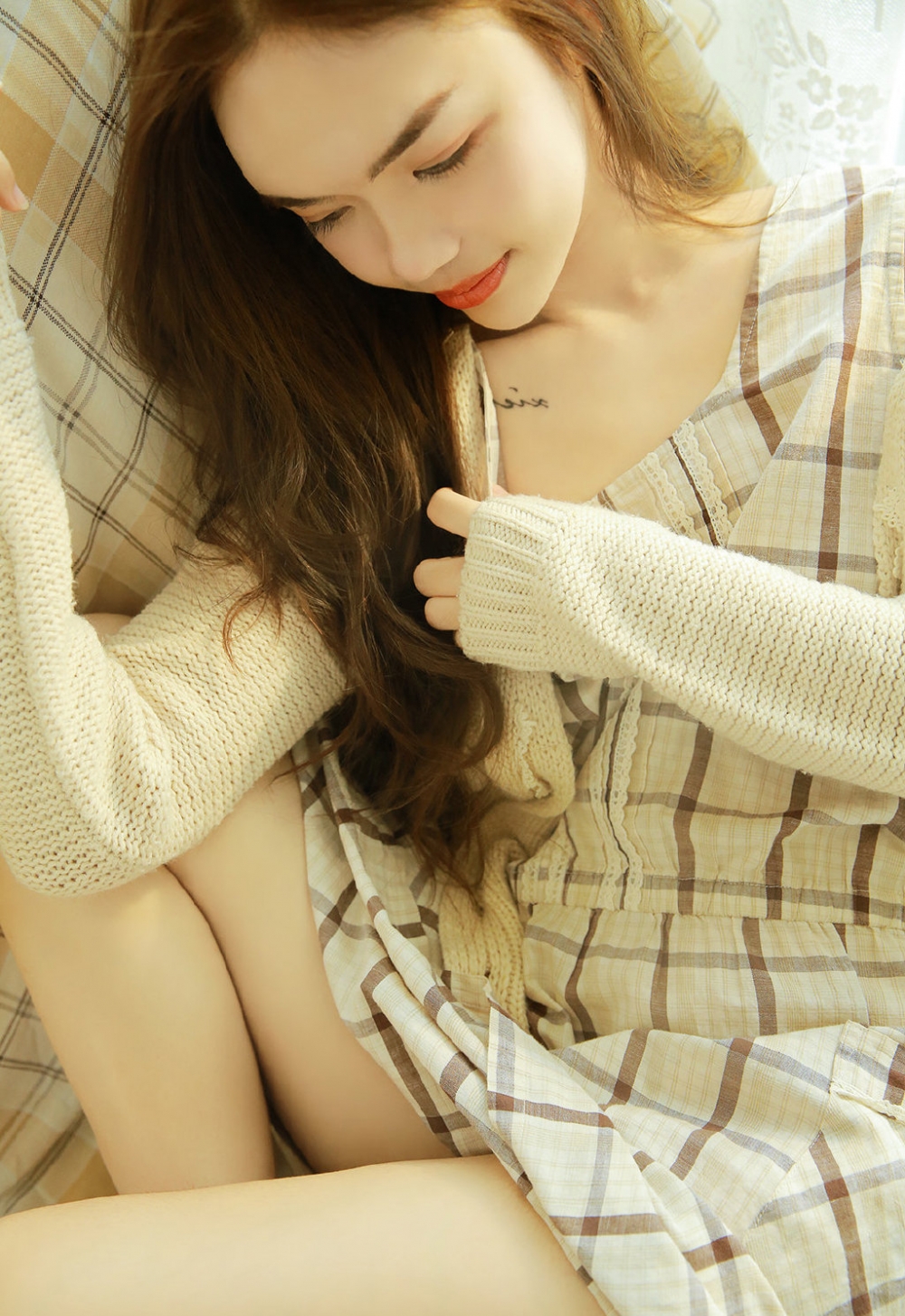 点击大图看下一张:高挑长腿模特美女性感家居诱惑写真