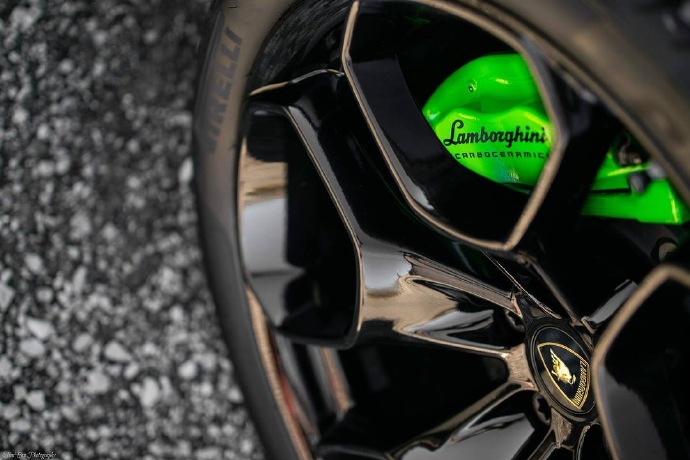 点击大图看下一张：荧光绿色 兰博基尼 Huracan锻造碳纤维可太帅了