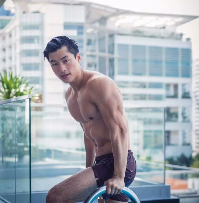 点击大图看下一张：中国性感肌肉男模帅哥室内诱人艺术写真图片