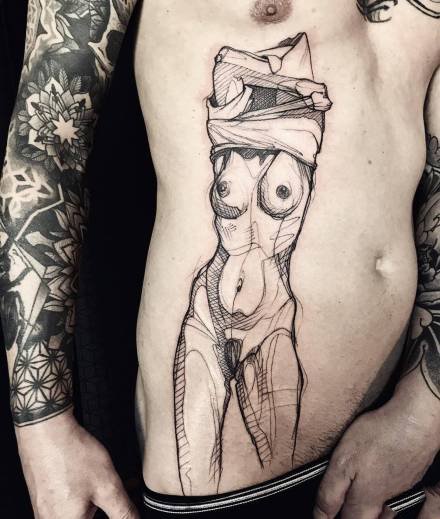 点击大图看下一张：法国巴黎的浪漫裸女人像纹身图案