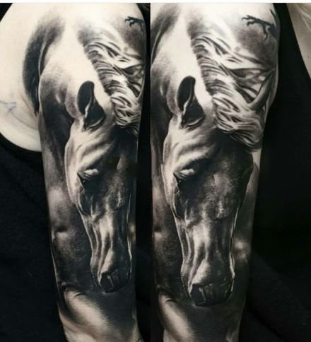 点击大图看下一张：黑灰色的9张写实骏马纹身作品