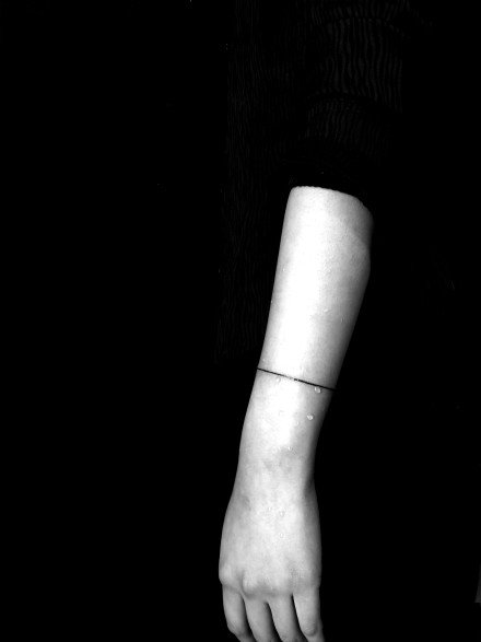 点击大图看下一张：环绕手腕的超简约一条线纹身作品