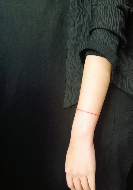 点击大图看下一张：环绕手腕的超简约一条线纹身作品