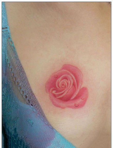 点击大图看下一张：女士胸部处的小清新9张纹身作品