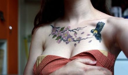 点击大图看下一张：女士9张性感的胸部纹身作品欣赏
