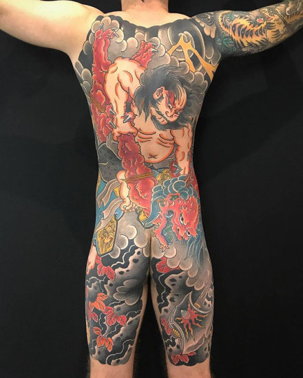 点击大图看下一张：传统日式的满背通体纹身图案9张