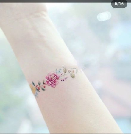 点击大图看下一张：环绕手腕的小清新花环手环纹身