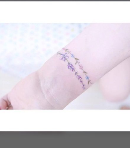 点击大图看下一张：环绕手腕的小清新花环手环纹身