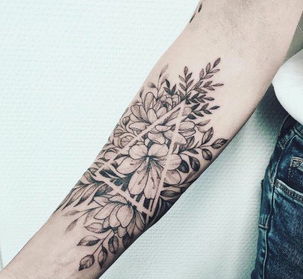 点击大图看下一张：漂亮的黑灰色素花纹身图片18张