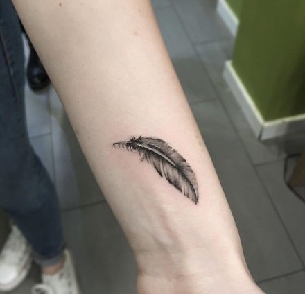 点击大图看下一张：简约的小羽毛纹身作品9张