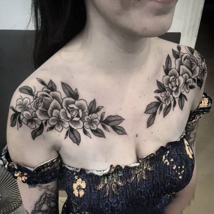 点击大图看下一张：女性双肩部的对称肩花纹身作品