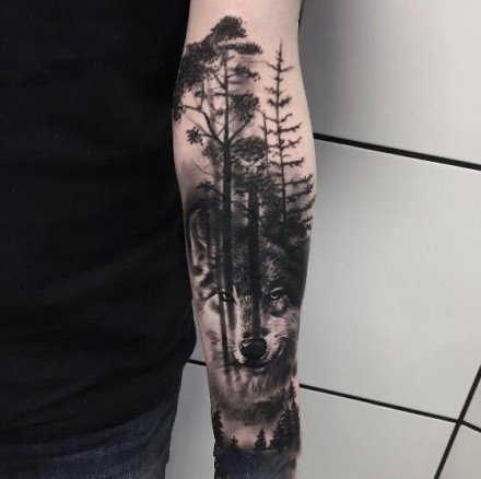 点击大图看下一张：小臂上暗黑色的树木森林纹身图片