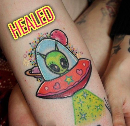 点击大图看下一张：关于飞碟UFO的9张纹身作品图片