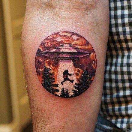 点击大图看下一张：关于飞碟UFO的9张纹身作品图片